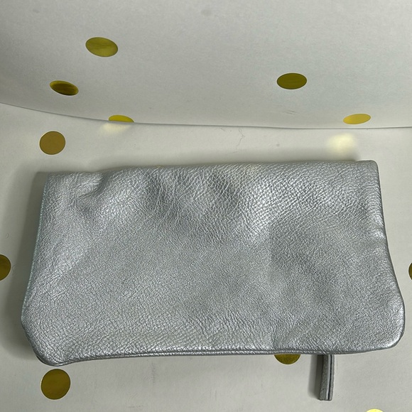 Silver vegan leather clutch with zipper - Picture 2 of 4